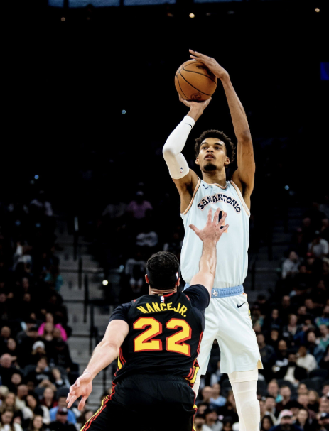 关于马刺队发挥出色，力克对手取胜的信息