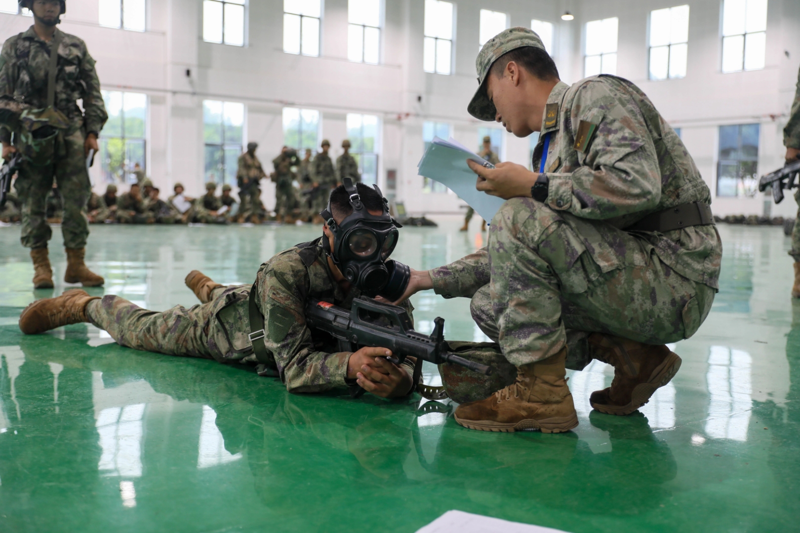 队员临场换装，迅速适应新环境备战决战