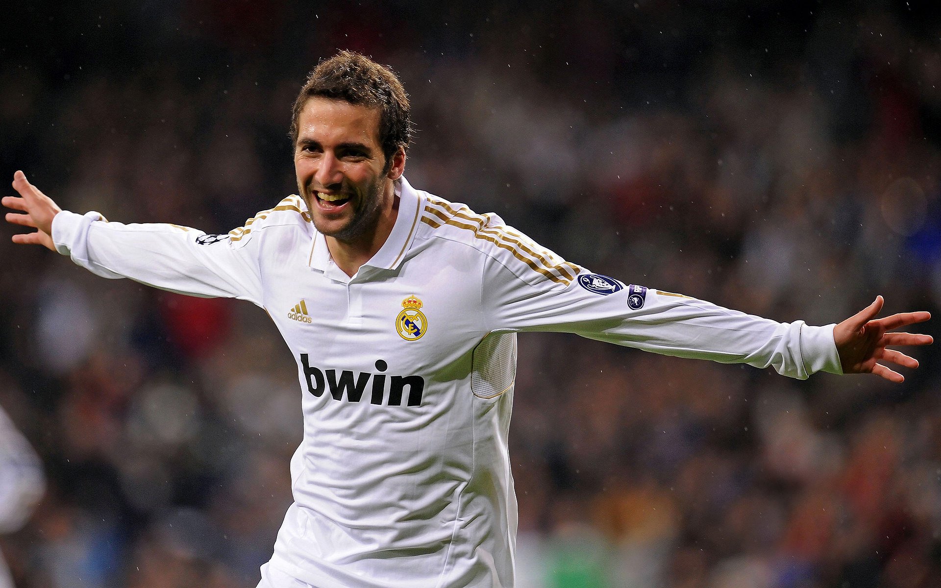 王者之路，皇马横扫尤文，萨拉赫扛起全队—双星闪耀的足球史诗