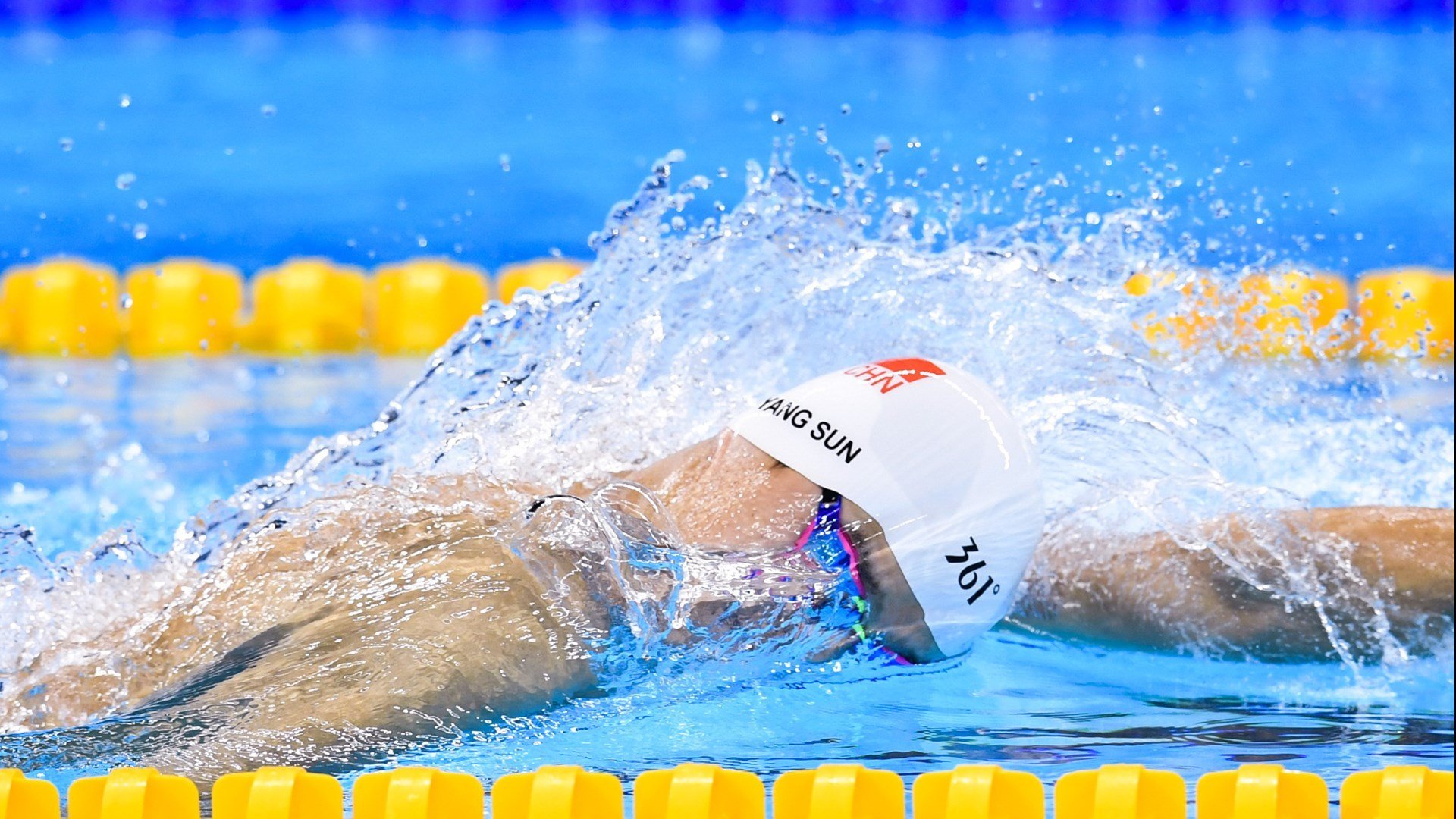 奇迹之夜,红牛二队惊天逆转法拉利,阿隆索惊艳四座书写F1传奇